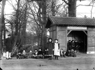 852249 Afbeelding van een groepje kinderen bij een wachtlokaal van de Stichtsche Tram, mogelijk bij het Kloosterpark of ...